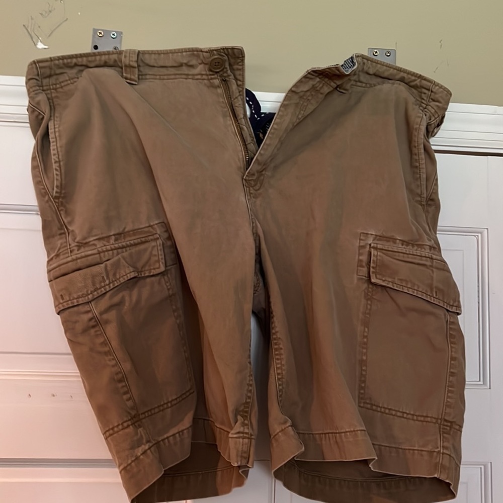 Cremieux size 42 cargo khaki loose fit shorts with button waist/ drawstring